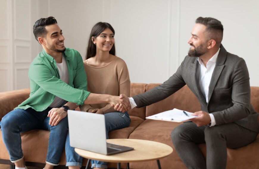 Essential Tips for Newcomers to Find a Financial Advisor in Canada