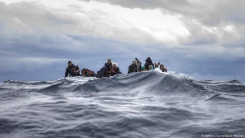 Smugglers Mislead Migrants on Mediterranean Crossing Services