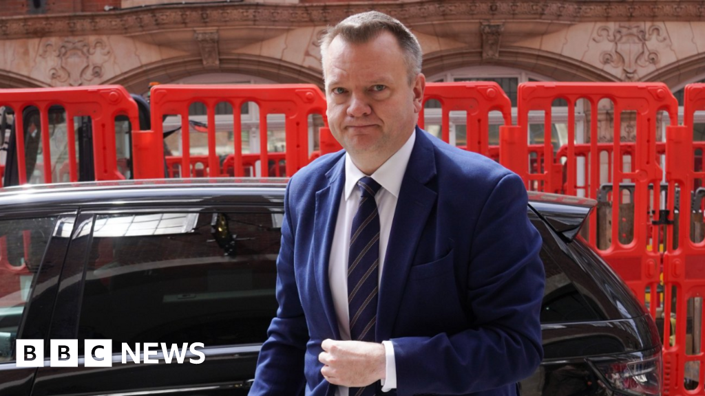 UK Minister Advocates for EU Passport E-Gate Deal