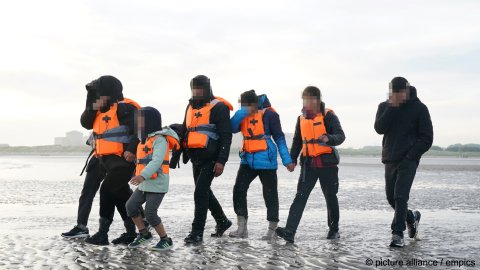 UK Urges France to Enhance Interception Amid Record Channel Crossings