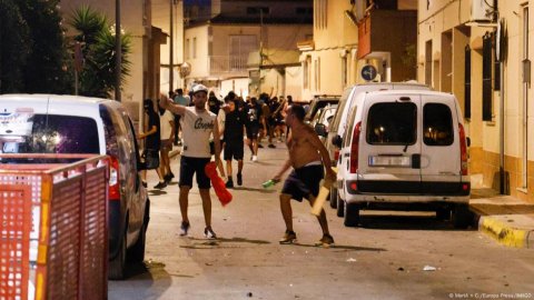 Anti-Migrant Violence in Spain: 5 Injured Amid Far-Right Tensions