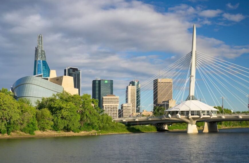 Manitoba PNP Suspends Employer Services Application Intake