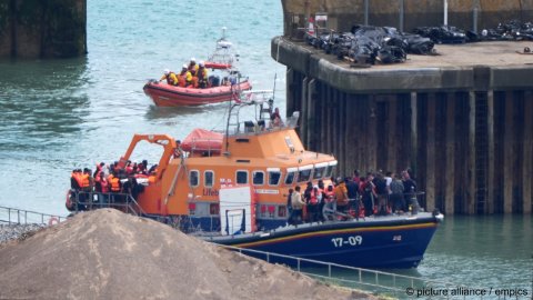 Channel Crossings Persist Amid New Migration Policies