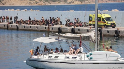Greece Sees Decrease in Migrant Arrivals After Asylum Halt